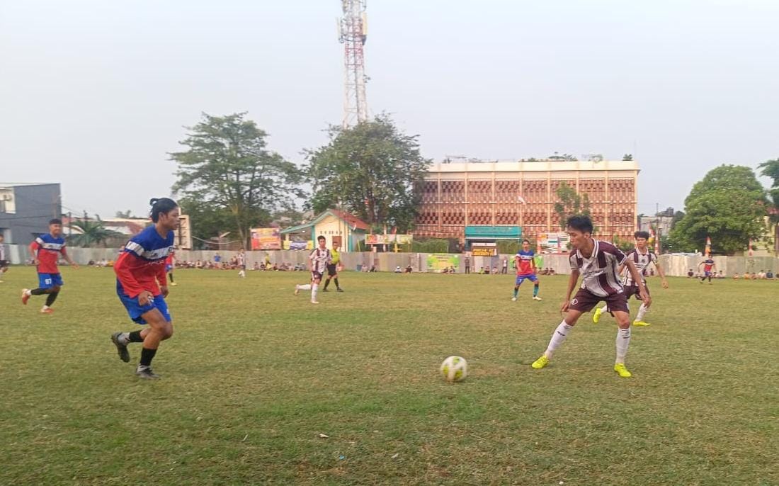 Porceb & Ngablu Lakoni Derby di 32 Besar Pemain Force Diversity, Boday (kanan) hendak menghadang laju pemain Porceb, Sakti.(red/tangselpos.id).