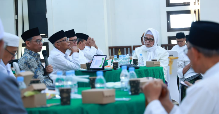 Ratusan Kiai Minta PBNU "Dandani" PKB Ratusan Kiai berkumpul di Ponpes Tebuireng bahas kisruh PBNU dan PKB. Foto : Ist