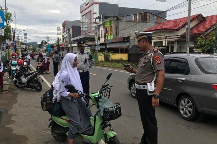 Rawan Kecelakaan, Perlunya Sosialisasi Aturan Sepeda Listrik Untuk Anak Foto : Is