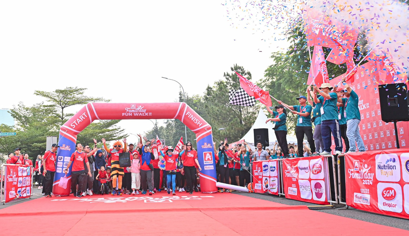 Rayakan 17 Tahun Alfamidi, 3.000 Peserta Ikut Family Day Fun Walk 2024 Family Day Fun Walk 2024 di ICE BSD Tangerang, Minggu (25/8/24). (Ist)