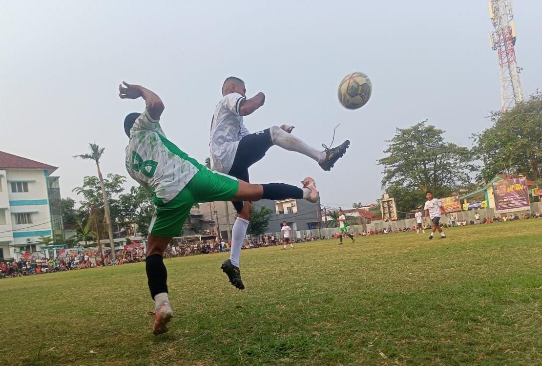 Satu Menit Dua Gol, Nayla A Mulus ke Babak 32 Besar Pemain Nayla A berebut bola di udara dengan pemain Putra Karbitan.(red/tangselpos.id).