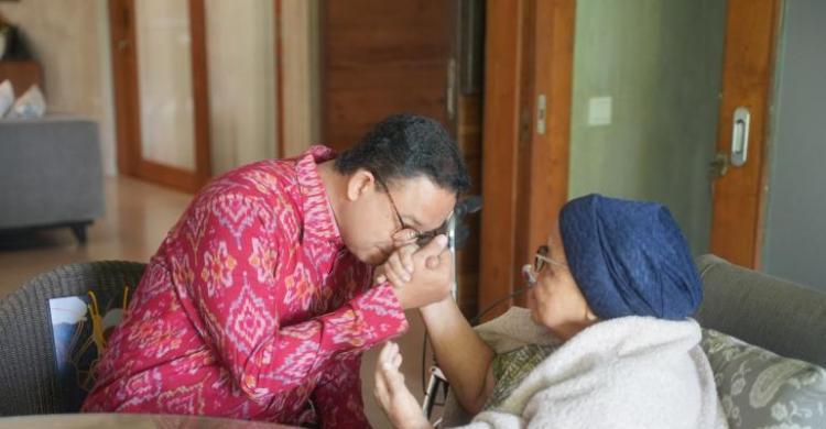 Sebelum Ke PDIP, Anies Minta Restu Ibunda Foto : Ist