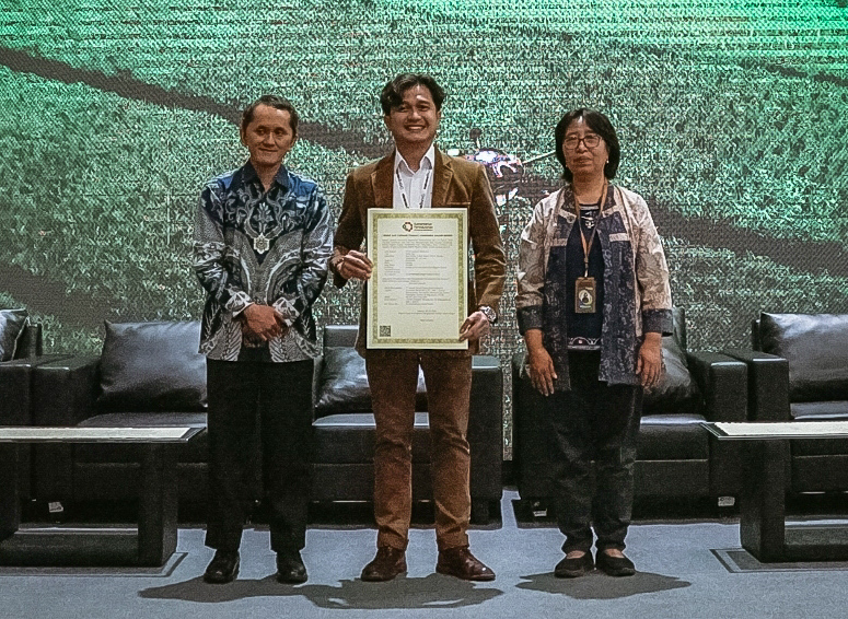 Sekar Agri Drone Sprayer Buatan Frogs Indonesia Tersertifikasi TKDN Tertinggi se-Indonesia Heru Kustanto (kiri), Kepala Pusat Peningkatan Penggunaan Produk Dalam Negeri, Adhitya Chandra (tengah), CEO Frogs Indonesia, Ni Made Parmiasih (kanan), Ketua Tim Kerja PJT Balai Besar Bahan dan Barang Teknik (B4T). (Ist)