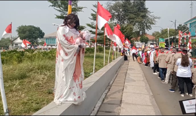 Semarak Festival Kemerdekaan Di Pondok Aren Parade Kemerdekaan di Kecamatan Pondok Aren menampilkan karakter hantu dan lainnya.(irm)