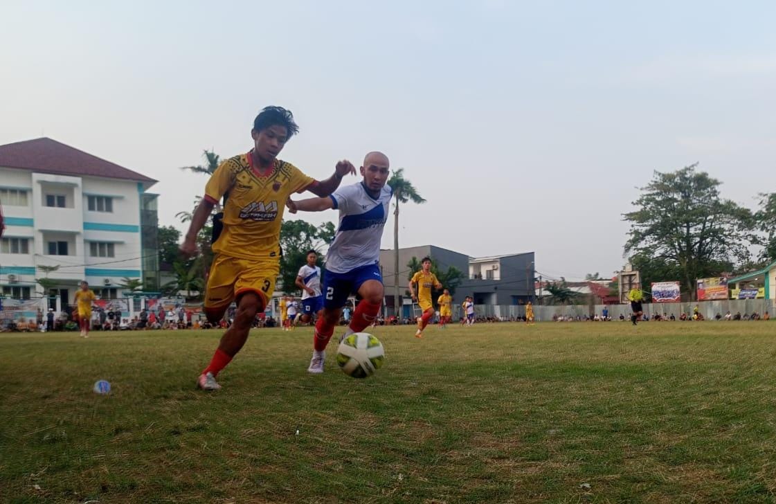 Sepakan Raja Melenceng, Peninggilan Selection & AAA FC Lakoni Adu Penalti Gelandang muda AAA FC, Herjun (kuning) adu sprint dengan.gelandang Peninggilan Selection, Raja.(red/tangselpos.id).
