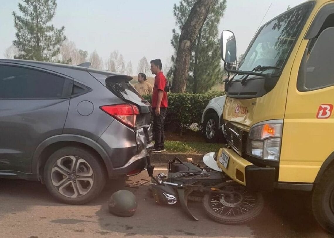 Tabrakan Beruntun di Jalan BSD Boulevard Utara, 4 Kendaraan Ringsek Foto : Ist