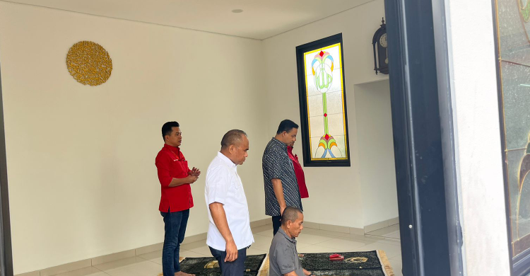 Tiba Di DPD PDIP, Anies Sempatkan Salat Berjamaah Foto : Ist