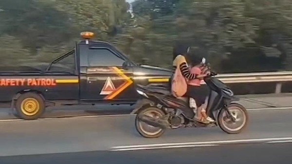 Viral! Pemotor Wanita 14 Tahun Tak Berhelm dan Bonceng Anak Kecil Terobos Tol Jagorawi Foto : Ist