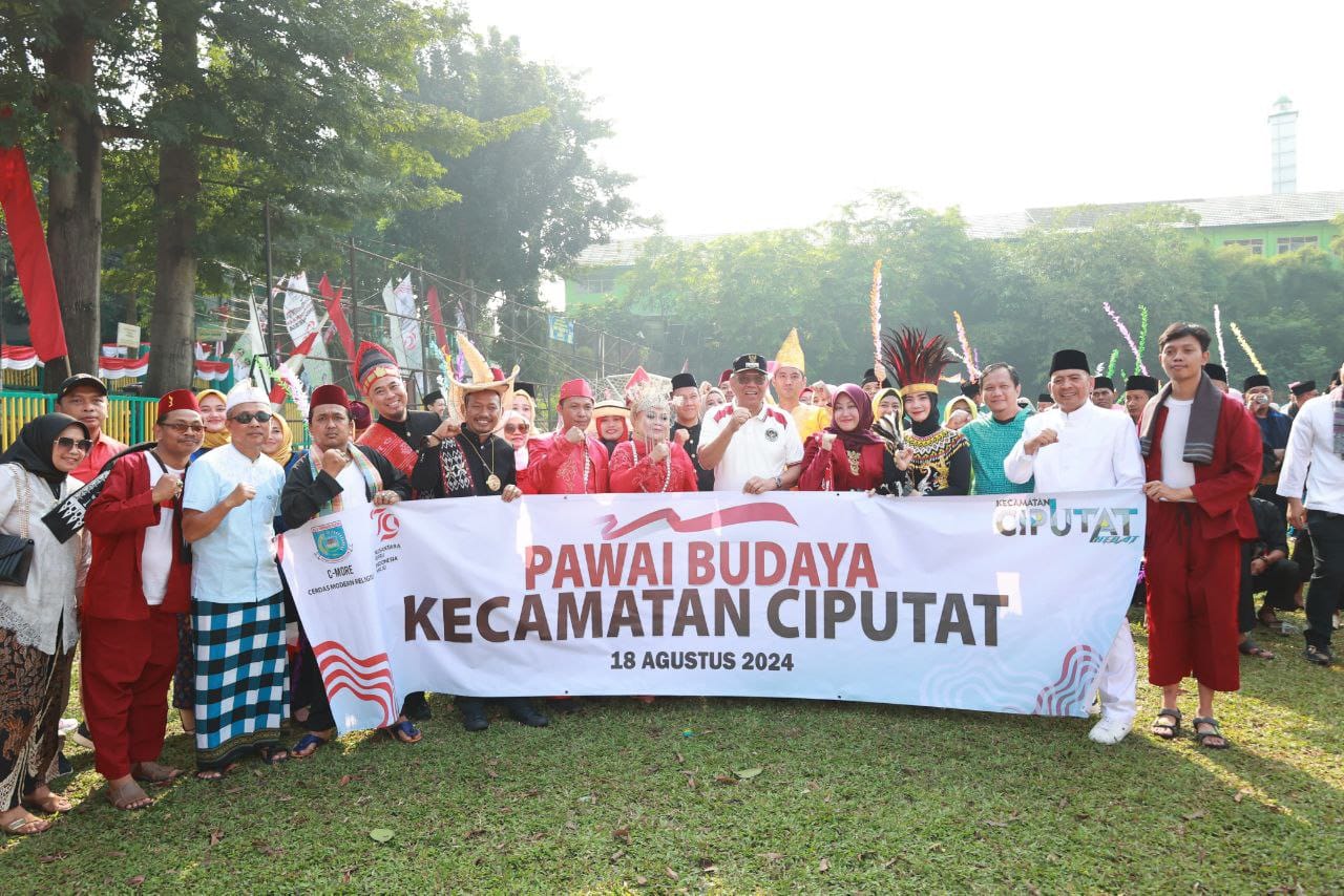 Warga Ciputat Tunjukkan Kebhinekaan Lewat Pawai Budaya Pawai budaya diselenggarakan Kecamatan Ciputat.(irm)