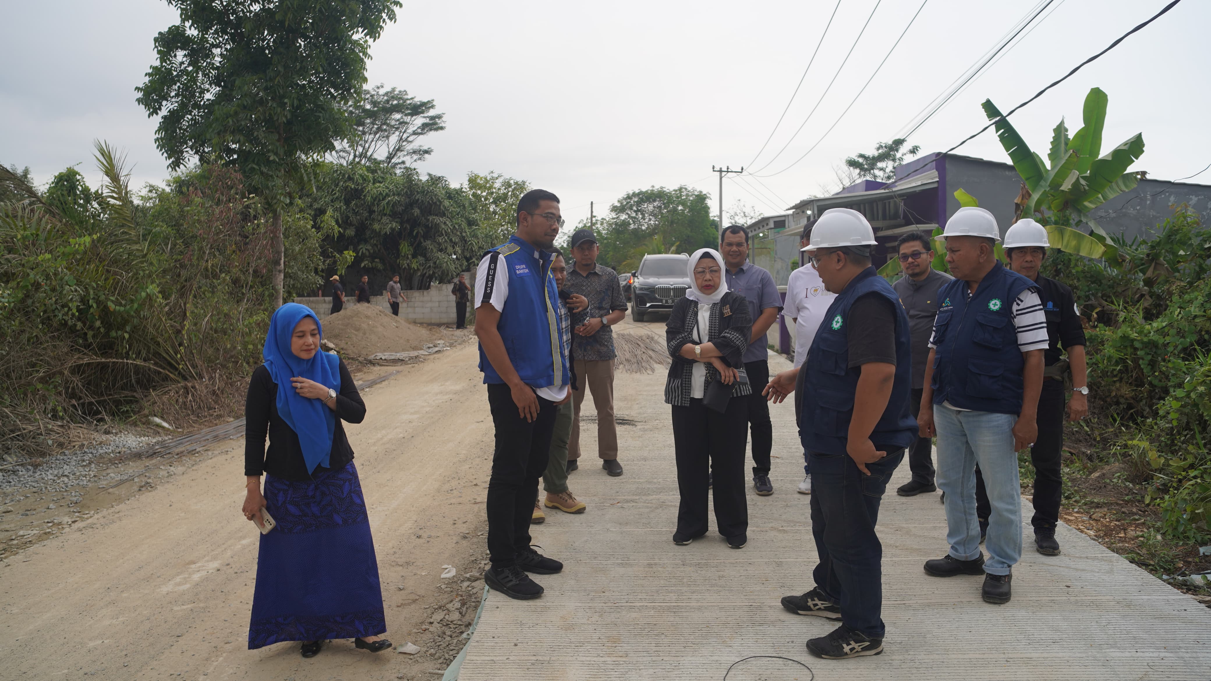 2 Proyek Jalan di Lebak Selatan Selesai Akhir Tahun Plh Sekda Banten Virgojanti bersama Ketua DPUPR Arlan Marzan saat melaksanakan monitoring pembangunan jalan di Lebak, pada Minggu, (29/9).