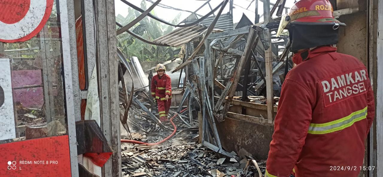 4 Kios di Serpong Terbakar Petugas pemadam kebakaran sedang memadamkan api yang membakar 4 kios di Rawabuntu, Serpong, Senin (2/9).(dra)