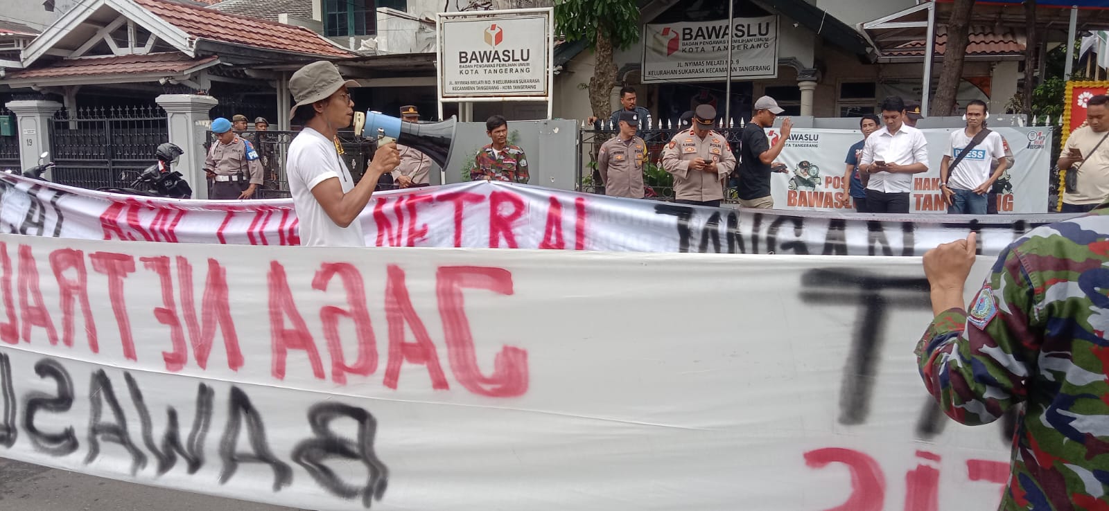 Badan Pengawas Pemilu Kota Tangerang Diminta Jatuhi Sanksi Berat Aktivis di Kota Tangerang menggelar demo di depan Kantor Bawaslu Kota Tangerang, Senin (9/9).(mg.2)