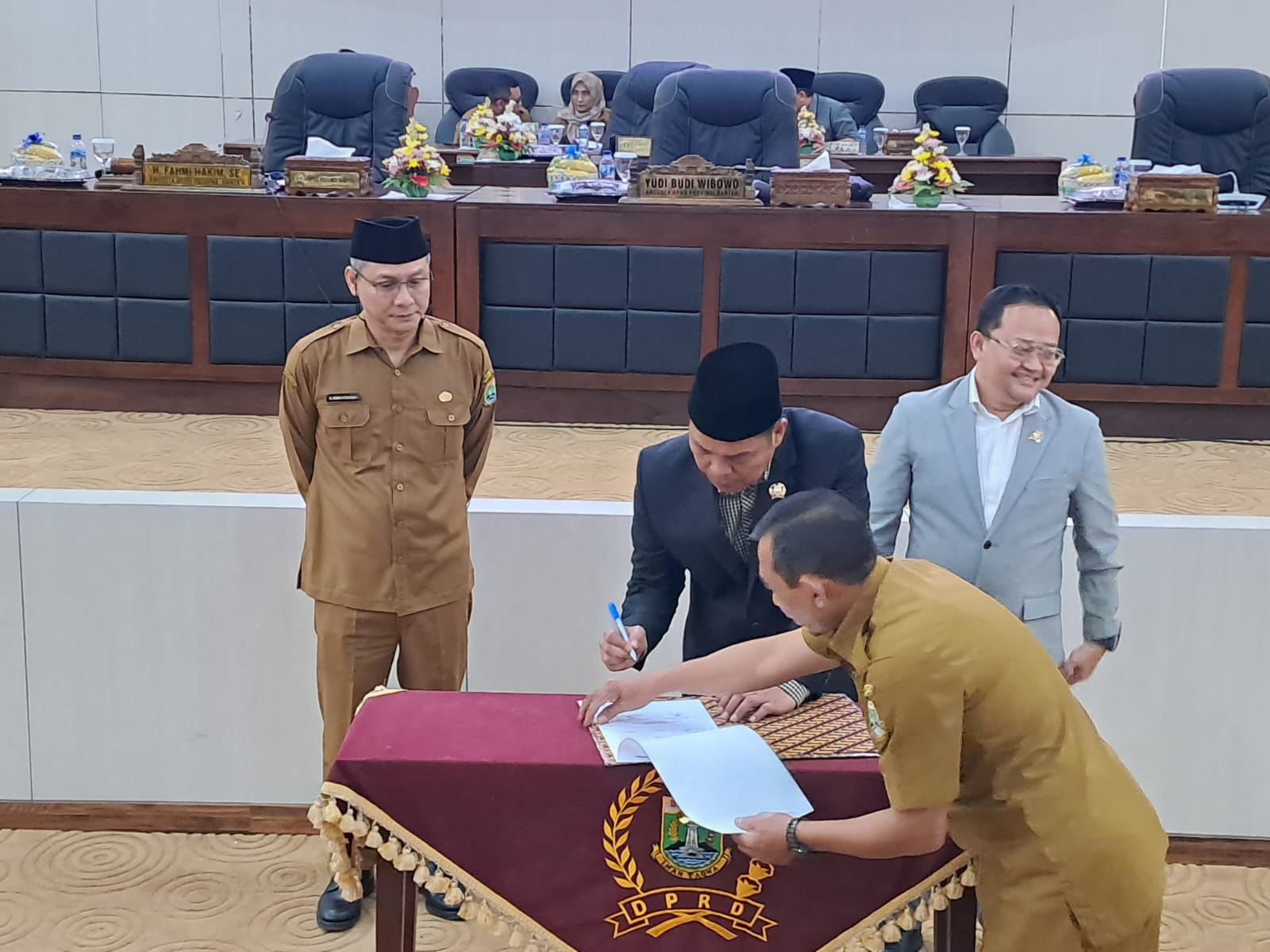 Barhum Kembali Ditetapkan Jadi Wakil Ketua DPRD Barhum HS ditunjuk kembali oleh PDI Perjuangan menjadi Wakil Ketua DPRD Banten. Penetapan dilaksanakan melalui rapat paripurna yang digelar pada Senin (30/9).