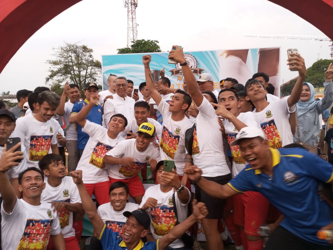BBP Treble Winners dari Jurtim Cup ke XV, Darah Muda Runner up Para pemain BBP Putra Wonogiri foto bersama Wali Kota Tangsel, Benyamin Davnie usai prosesi penyerahan piala. (red/tangselpos.id).