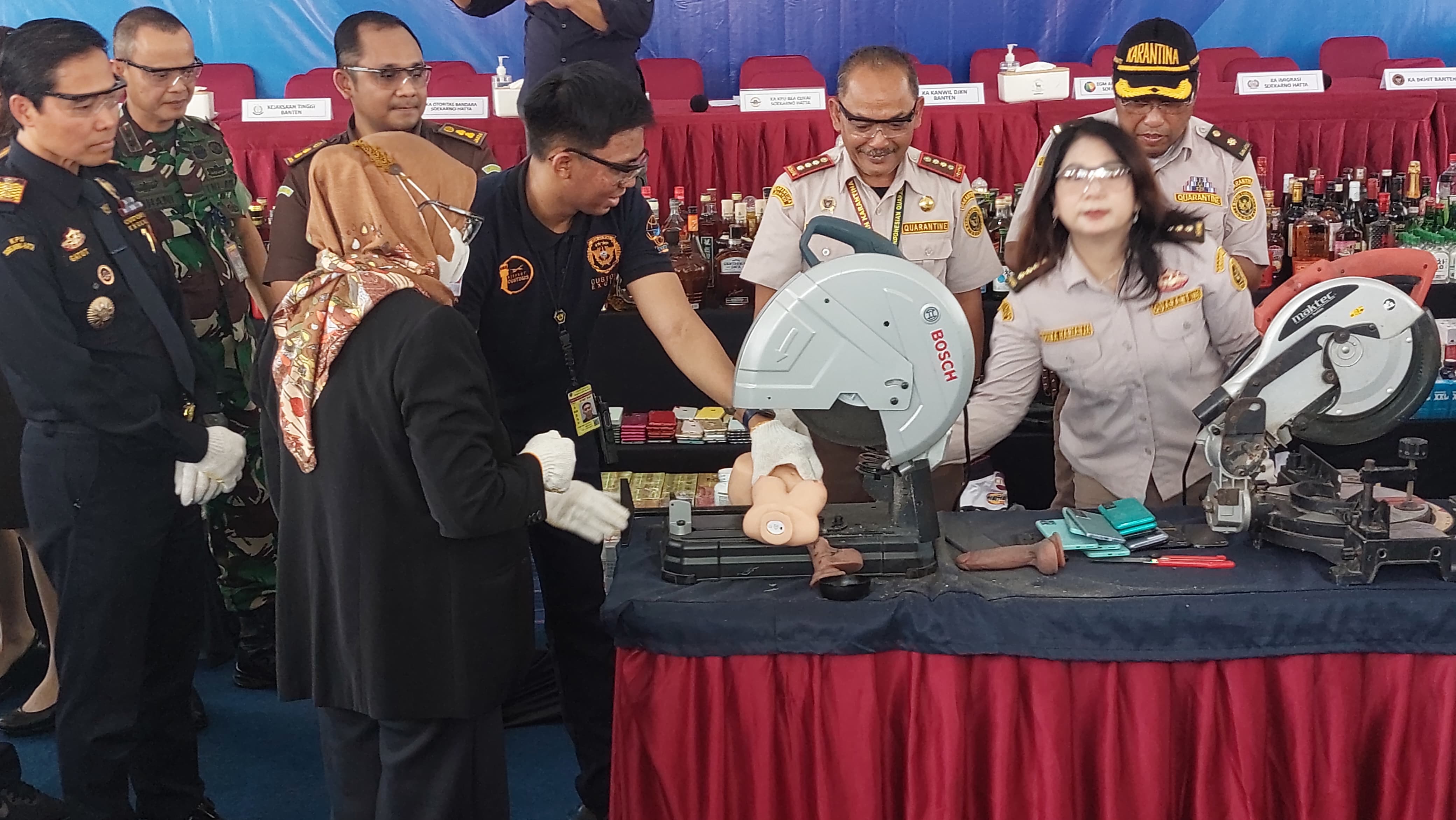 Bea Cukai Soekarno-Hatta Musnahkan Ribuan Barang Ilegal Petugas Bea Cukai Soekarno-Hatta melakukan pemusnahan besar-besaran ribuan barang ilegal hasil penindakan selama tahun 2023-2024. Salah satunya adalah alat bantu seks yang dihancurkan dengan cara dipotong.(mg.2)