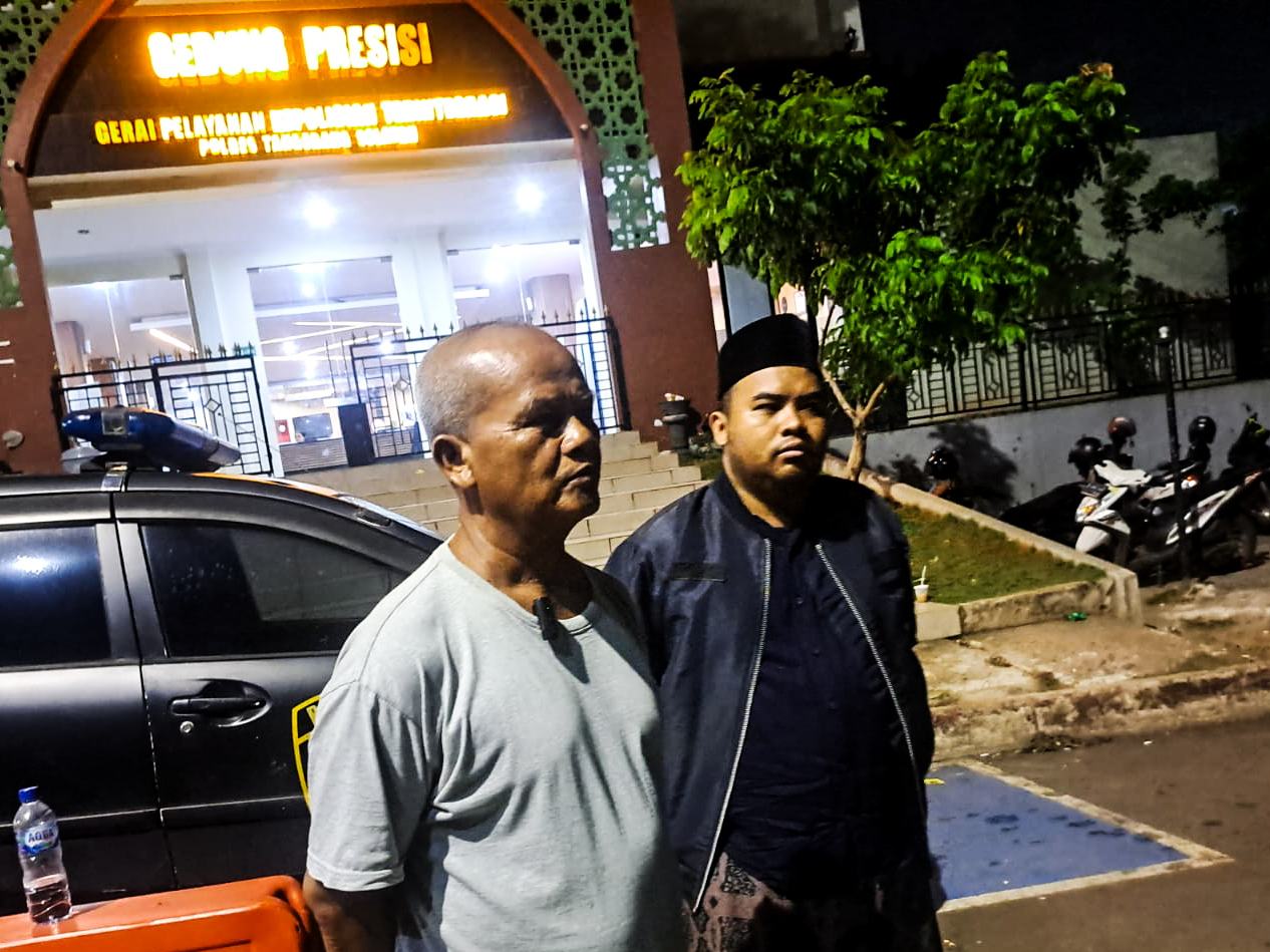 Bejat, Ustadz di Kampung Maruga Diduga Cabuli 8 Murid Ngajinya Rahman ketua RW didampingi salah satu pengurus RT, saat dijumpai wartawan di halaman Polres Tangsel. (tangselpos.id/irm)