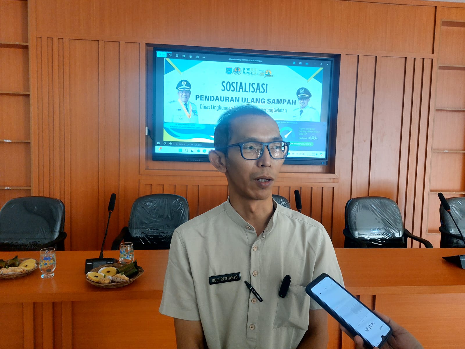 Berikan Nilai Ekonomis, DLH Tangsel Latih Warga Setu Daur Ulang Sampah Foto : Ist