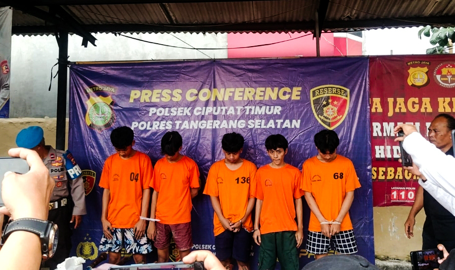 Ciduk 10 Pelaku Tawuran di Ciputat, Polisi Sita Sejumlah Bilah Sajam Konferensi pers pelaku tawuran yang berlangsung di Mapolsek Ciputat Timur, Tangerang Selatan (Tangsel), Kamis (26/9/2024). (tangselpos.id/rmn)