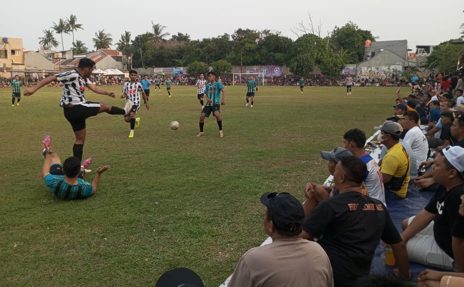 Debut Aceh Seranto Sukses Atasi Soneta FC, Ismed Sofyan Jadi Amunisi Baru HBB Boy Bek Aceh Seranto FC sapu bersih bola di saat pemain Soneta FC terjatuh. (red/tangselpos.id).