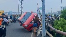 Diduga Mengantuk, Mobil Merah Banting Stir Hingga Nyangkut di Pembatas Fly Over Ciputat Foto : Ist