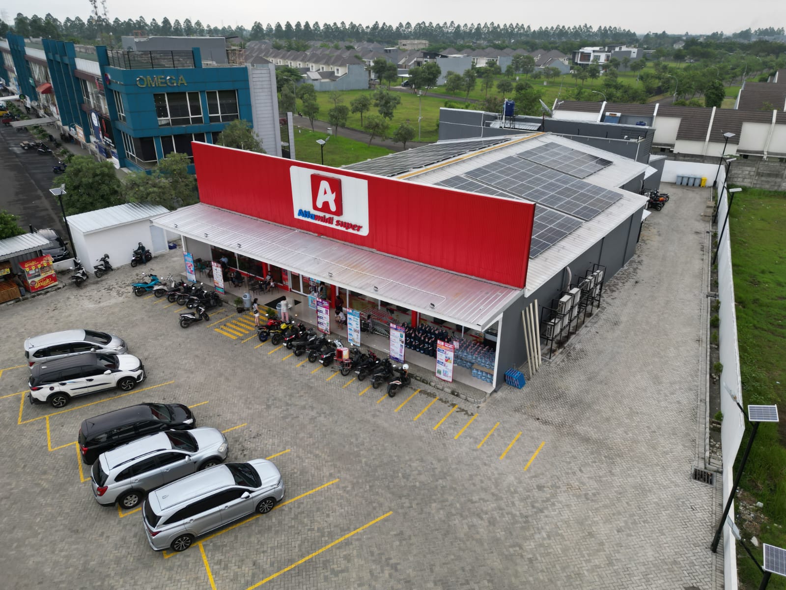 Dukung Lingkungan Berkelanjutan, 5 PLTS Alfamidi Reduksi 249,76 Ton Emisi Karbon Foto : Dok Alfamidi