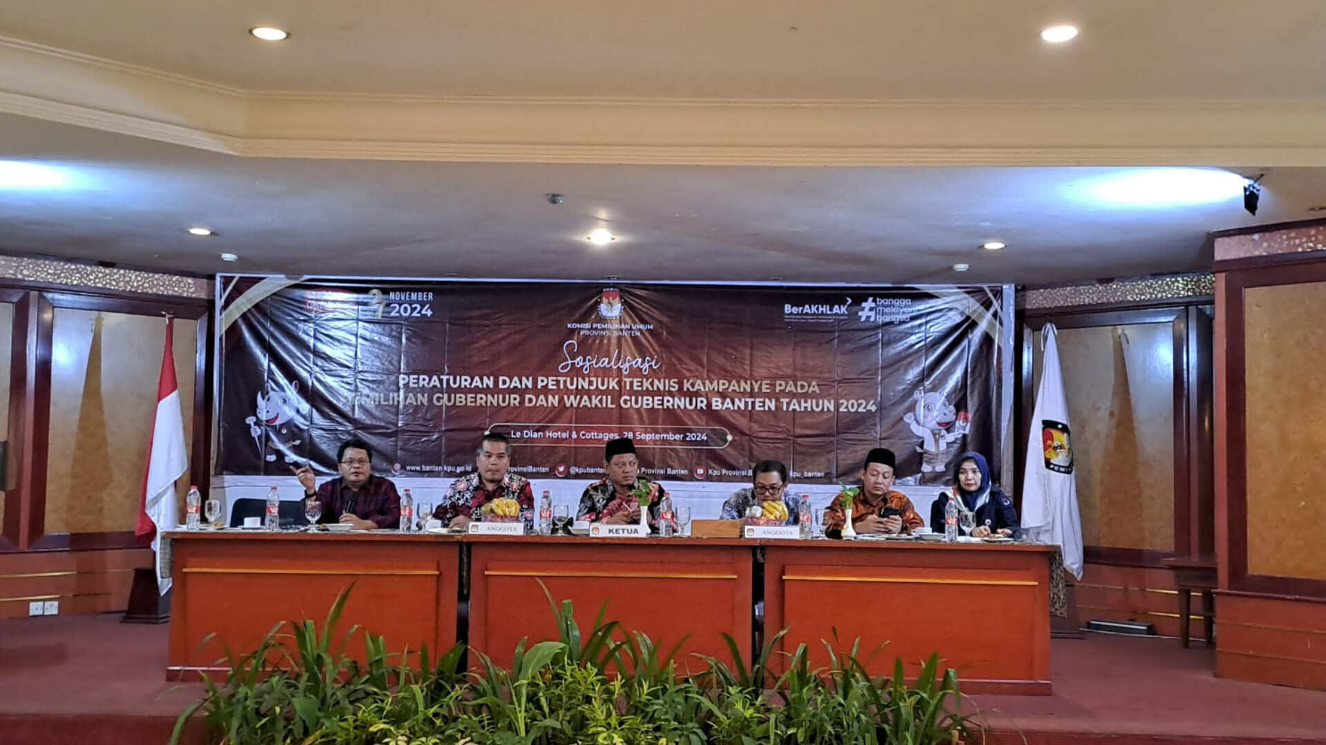 Iklan Di Media Massa Harus Sepengetahuan KPU Komisioner KPU Provinsi Banten saat menyampaikan Sosialisasi Peraturan dan Petunjuk Teknis Kampanye pada Pemilihan Gubernur dan Wakil Gubernur Banten tahun 2024, di salah satu hotel di Kota Serang, Sabtu (28/9/2024). (Ist)