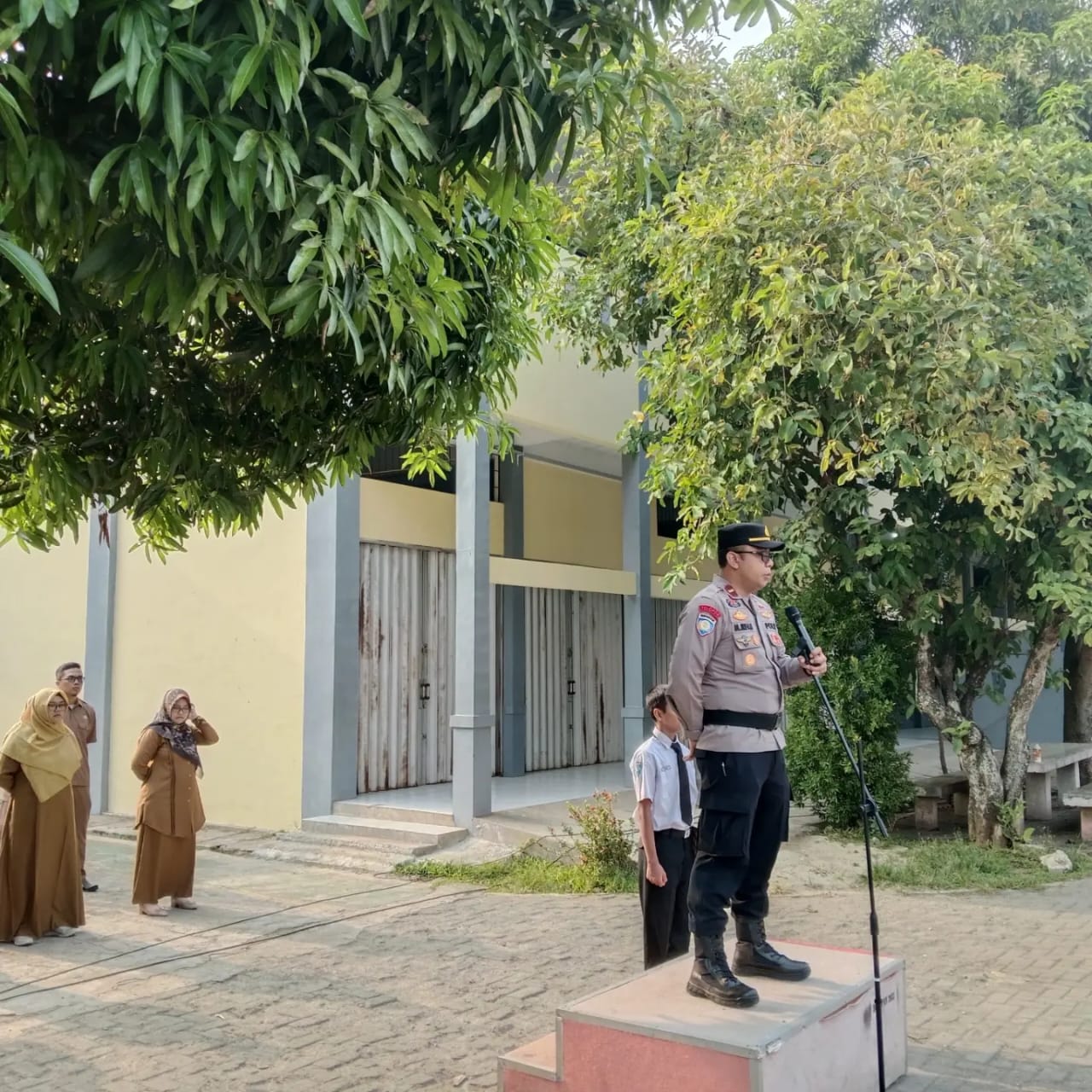 Ikut Upacara Di SMKN 2 Tangsel, Polres Ingatkan Hindari Tawuran & Narkoba Polres Tangsel kembali gelar kegiatan “Police Go to School”. Kali ini kegiatan tersebut di SMKN 2 Kota Tangsel, Kecamatan Pondok Aren, Senin (23/9).(dra)