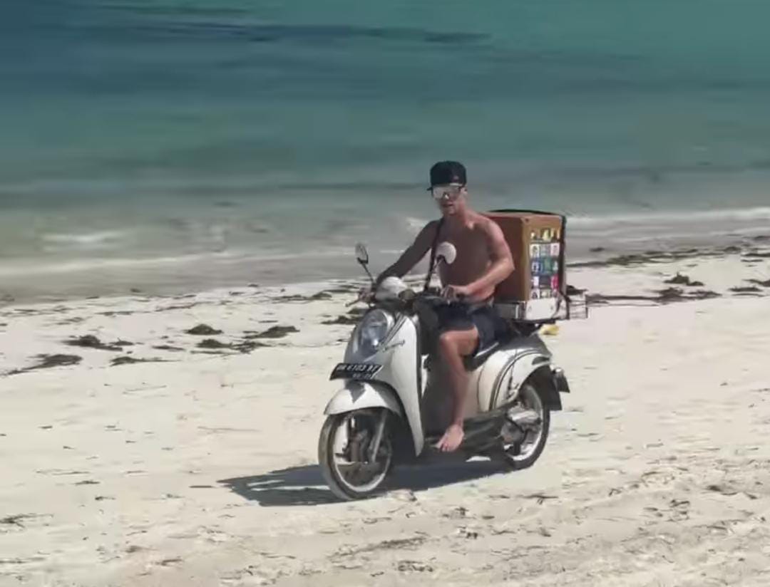 Intip Kelakuan Unik Pembalap Moto2 Filip Salac, Cosplay Jadi Pedagang Es Krim di Lombok Foto : Ist