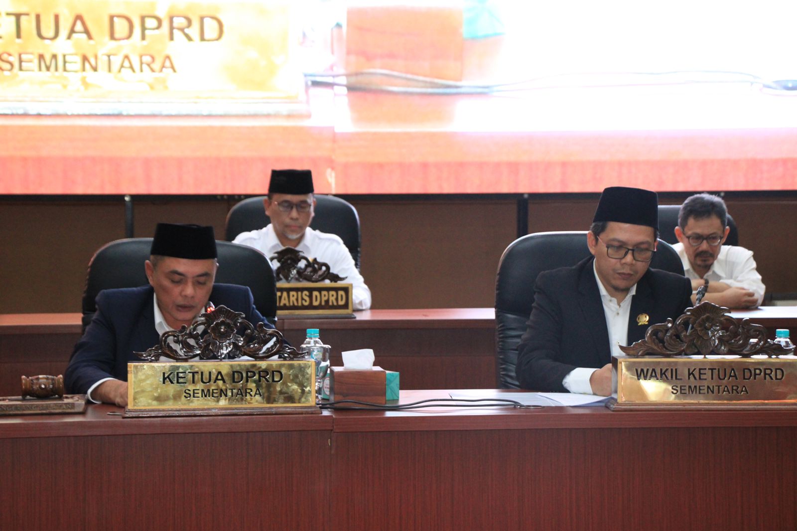 Jabatan Pimpinan Dewan, Golkar & PDIP Tunggu Pusat Pimpinan sementara DPRD Kota Tangsel saat memimpin rapat paripurna, Rabu (11/9).(dra)