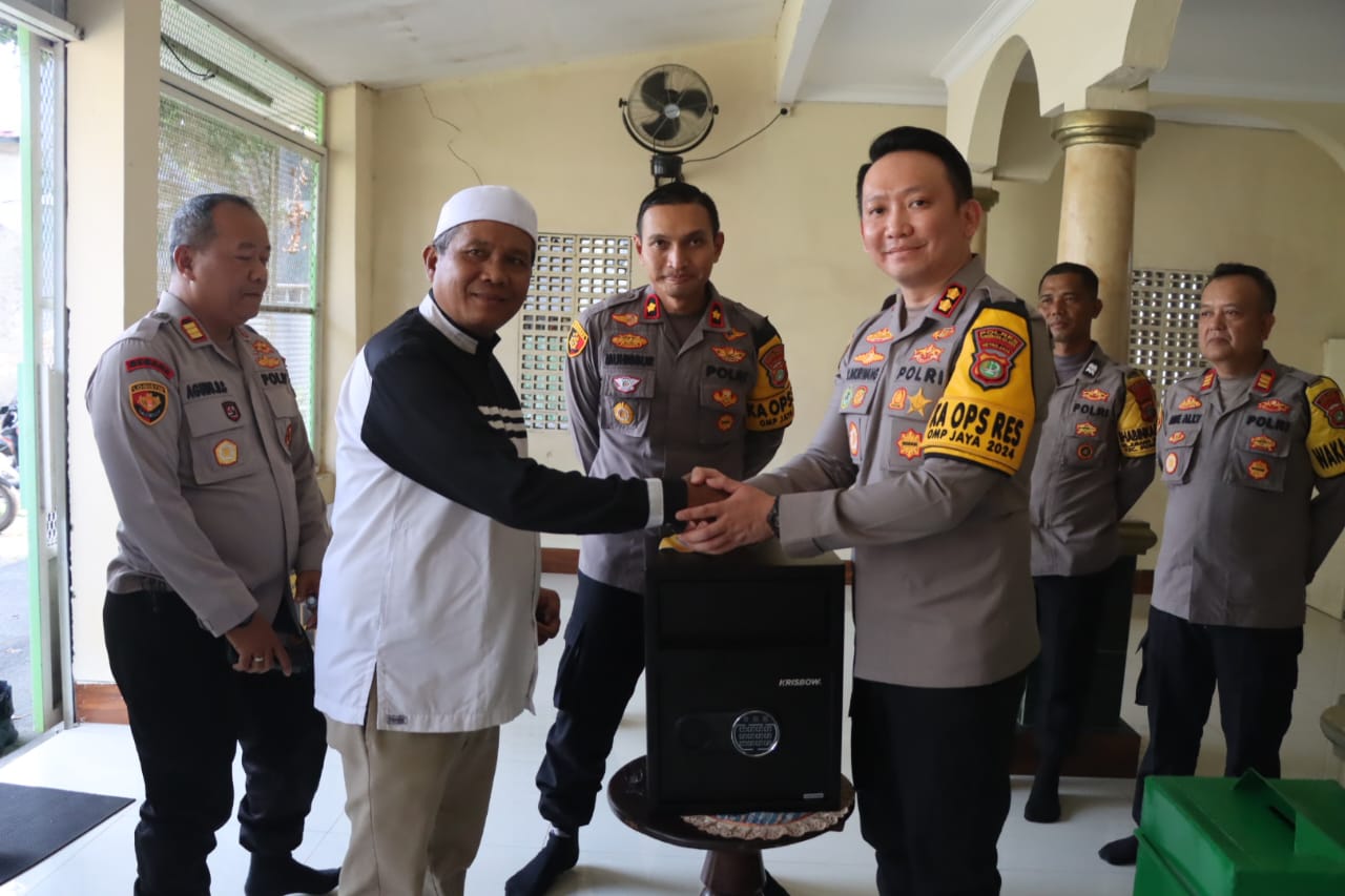 Kapolres Beri Kotak Amal Aman Ke Musala Ar Rohman Pondok Aren Foto : Ist