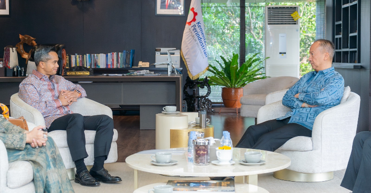 Ketum KADIN Adu Pengaruh, Anin Keliling Temui Menteri, Arsjad Masuk Kantor Kadin Ketum Kadin Munaslub Anindya Bakrie bertemu Menperin Agus Gumiwang. Foto : Ist