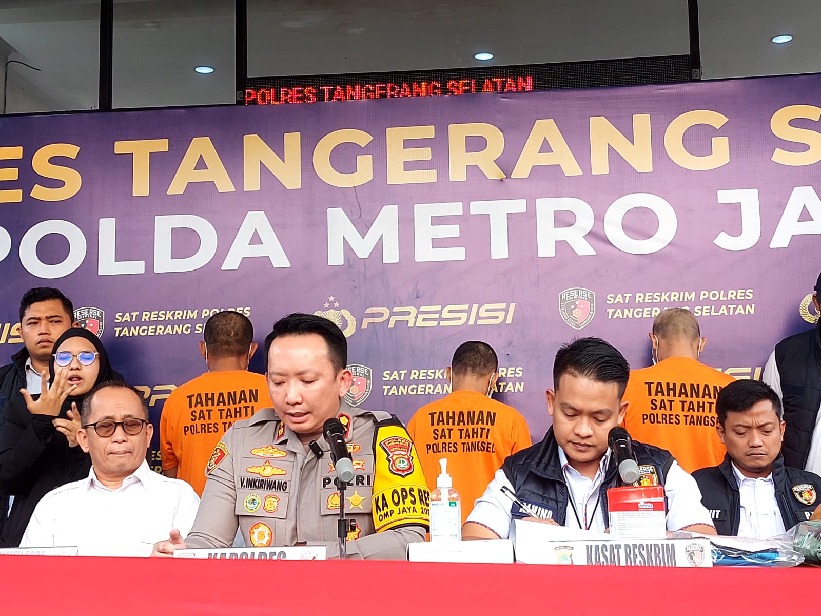 Korban Dicabuli di Kebun Kosong, Polisi Sebut Penculik Berjaket Ojol di Serpong Utara Sudah Beraksi Beberapa Kali Polres Tangsel menggelar rilis tersangka penculikan dan pencabulan di Mapolres Tangsel, Selasa (17/9/2024). (tangselpos.id/rmb)