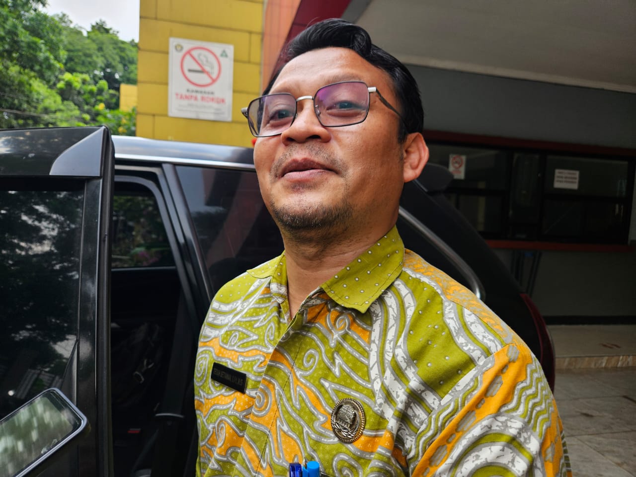 Lempar Gunting ke Siswa, KCD Tegaskan Oknum Guru SMAN 2 Tangsel Bakal Disanksi Kepala Kantor Cabang Dinas (KCD) Dinas Pendidikan dan Kebudayaan (Dindikbud) Provinsi Banten wilayah Kota Tangerang dan Tangerang Selatan (Tangsel), Teguh Setiawan saat dijumpai di SMAN 2 Kota Tangsel, Kamis (5/9/2024). (tangselpos.id/rmn)