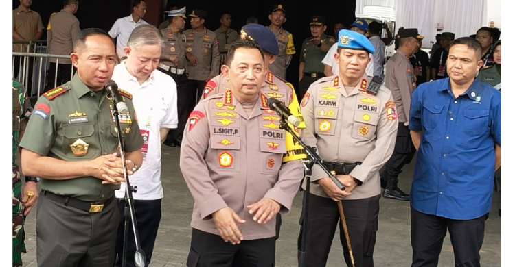 Mata Dunia Tertuju ke GBK, 78 Ribu Umat Katholik Melakukan Misa Akbar Kapolri dan Panglima TNI saat konferensi pers di Stadion GBK. Foto : Ist