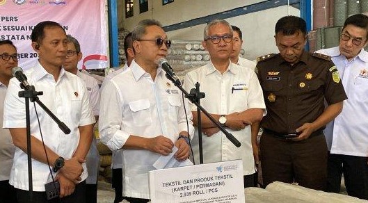 Mendag Zulkifli Hasan Gerebek Gudang di Kota Tangerang, Temukan 2.939 Karpet Ilegal Foto : Ist