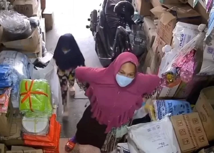 Miris, Ibu Libatkan Anak Perempuan Curi Minyak di Pondok Aren Foto : Ist