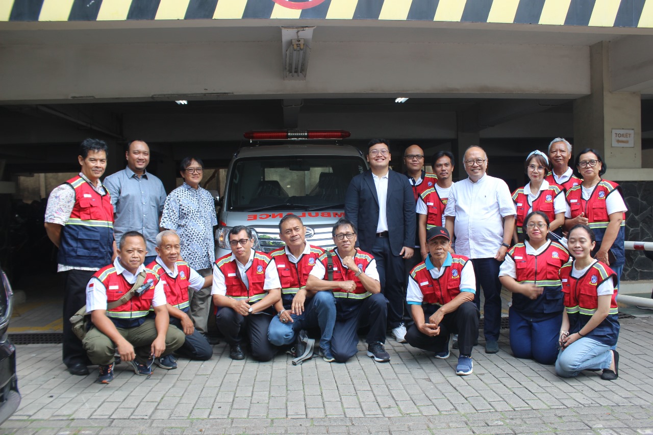 Misi Kemanusiaan, Abraham Garuda Laksono Bantu Ambulans untuk Gereja St. Helena Terberkati Foto : Ist