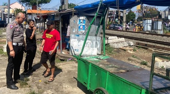 Mobil Pikap Tabrak Warung Makan di Bogor, Sopir Diduga Kelelahan Foto : Ist
