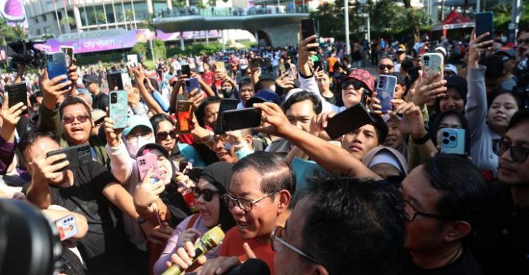 Momen Adu Pantun Pram-Doel Hingga Nyanyi Bareng Warga Di CFD Foto : Ist