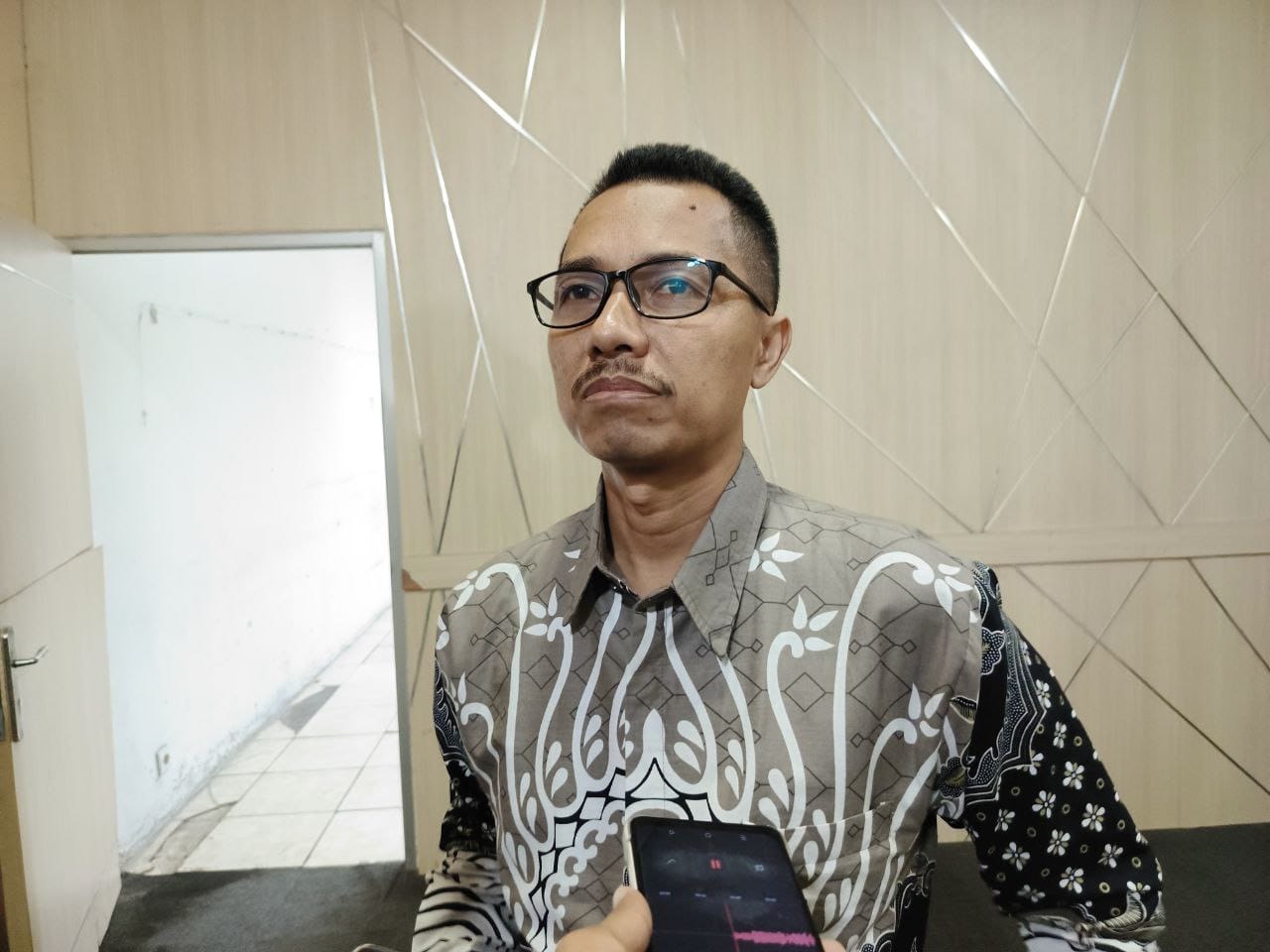 Paslon di Kota Serang Belum Serahkan Agenda Kampanye ke KPU Komisioner KPU Kota Serang Ade Jahran saat memberikan keterangan kepada wartawan terkait kampanye dan aturan pemasangan APK, Senin (30/9).