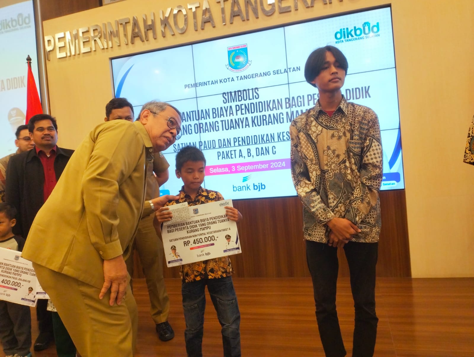Pemkot Tangsel Gelontorkan Bantuan Biaya Pendidikan Bagi 1.000 Anak Kurang Mampu Foto : Ist