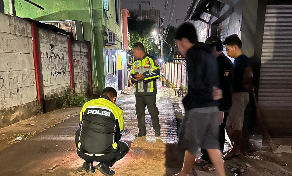 Polisi Buru Penabrak Balita Di Ciputat Pihak Kepolisian saat melakukan olah TKP kecelakaan mobil yang melindas balita di Gang Rambutan Jalan RE Martadinata, Ciputat, Tangsel, Selasa (10/9).(dra)