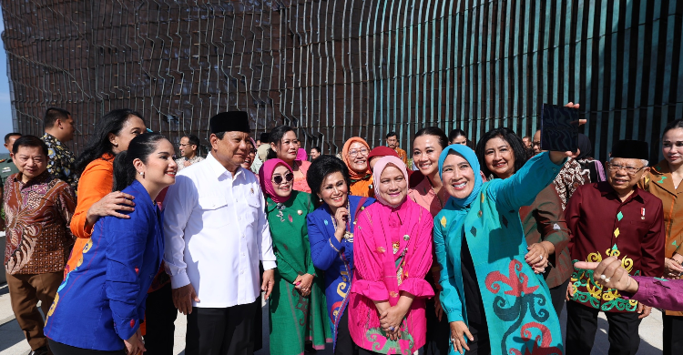 Prabowo Diserbu Selfie Bareng Iriana Dan Ibu-ibu Kabinet Foto : Ist