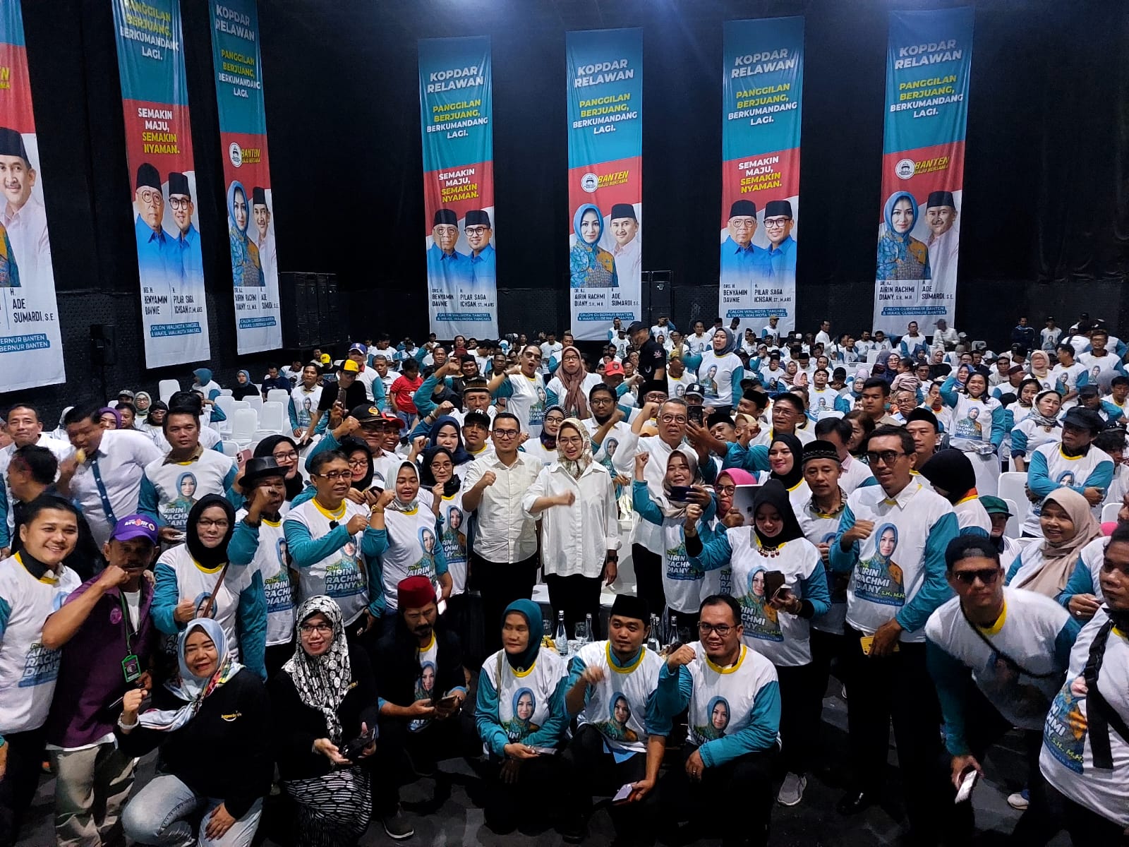 Sorak sorai ratusan pendukung menggema dalam acara Kopi Darat (Kopdar) yang berlangsung di Studio TOHA, Ciputat, Sabtu (21/9/2024). (tangselpos.id/rmn)