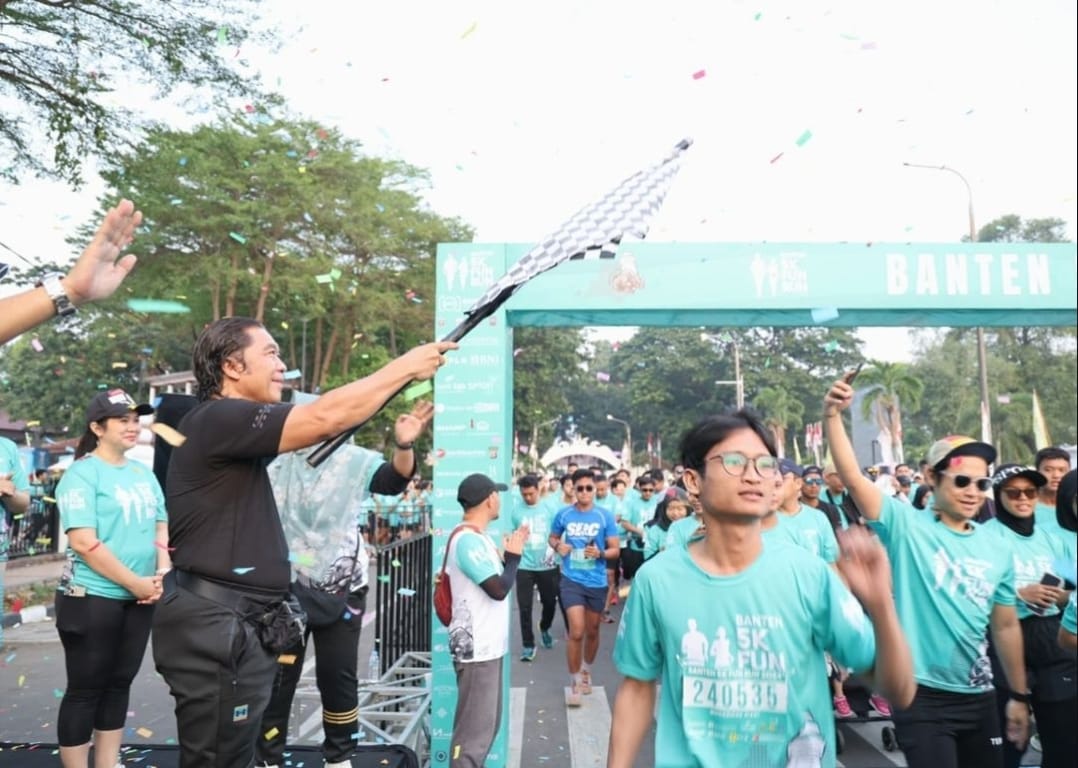 Ribuan Pelari Ikuti Fun Run Yang Digelar Pokja Wartawan Ekbispar Pejabat Gubernur Banten Al Muktabar melepas peserta Banten Fun Run 5K yang digelar Pokja Wartawan Ekbispar, di Alun-alun Barat Kota Serang, Minggu (29/9).(yul)