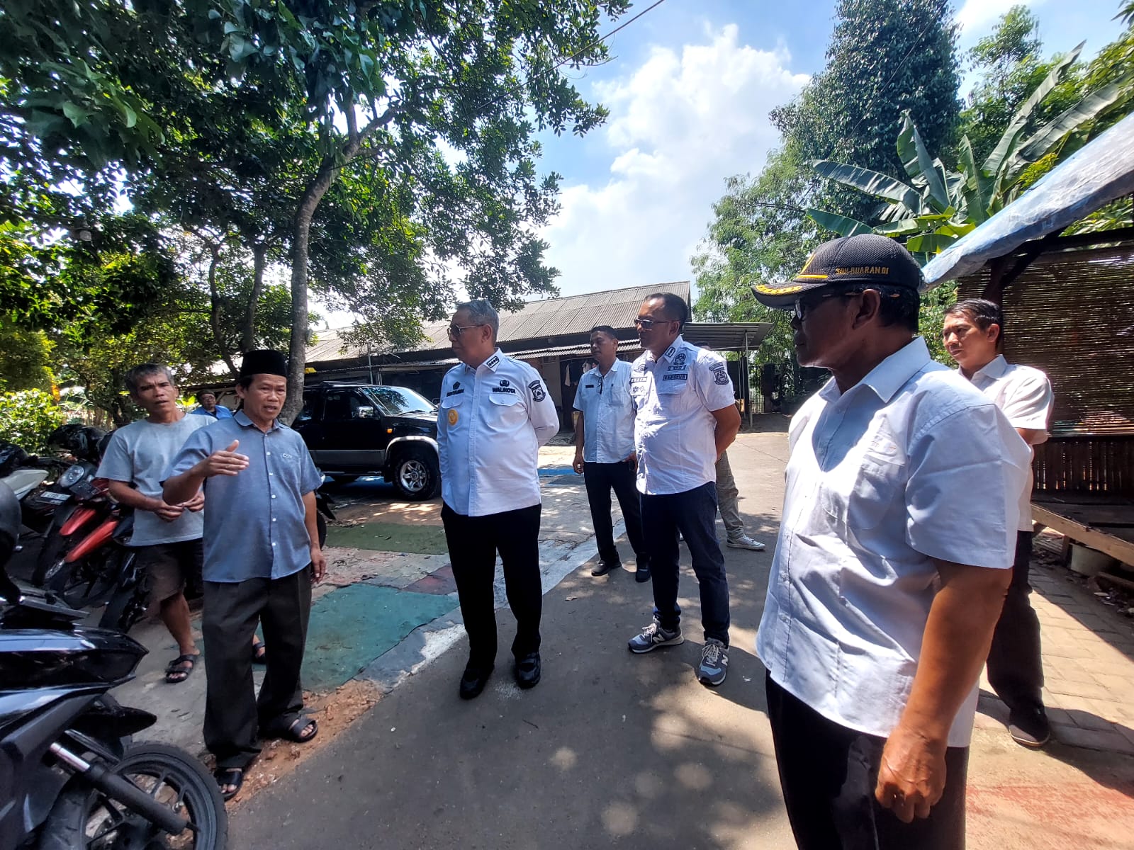 Ribuan Titik Lampu PJU Terangi Sudut Perkampungan, RT di Tangsel Curhat : Dulunya Tempat Kuntilanak Wali Kota Tangsel, Benyamin Davnie saat meninjau pemasangan lampu PJU di Kawasan Serpong. Foto : Ist