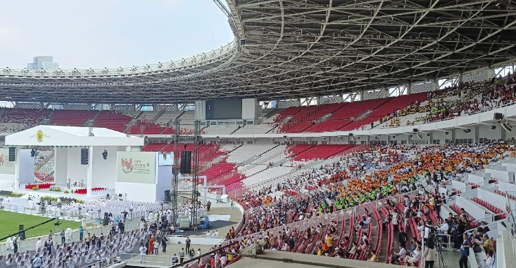 Ribuan Umat Katolik Mulai Penuhi GBK Untuk Mengikuti Misa Suci Paus Fransiskus Foto : Ist