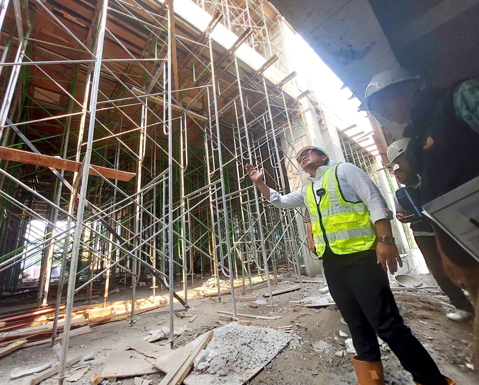 Sajikan Pelayanan Optimal, Pemkot Tangsel Perbarui Gedung Bapenda dan Dukcapil Peninjauan pembangunan gedung Bapenda, Dukcapil, dan parkir di kawasan pelayanan terpadu kawasan Cilenggang, Serpong, Tangsel. Foto : Ist