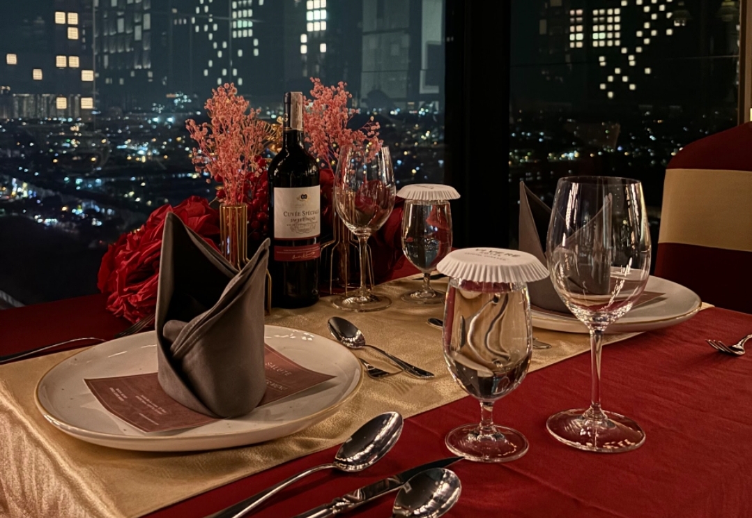 Salute Bar & Lounge Gading Serpong Tawarkan Romantic Dinner dengan Pemandangan City Lights Romantic Dldinner dengan pemandangan city lights di Salute Bar & Lounge VIVERE Hotel, ARTOTEL Curated, Gading Serpong. (Dok)