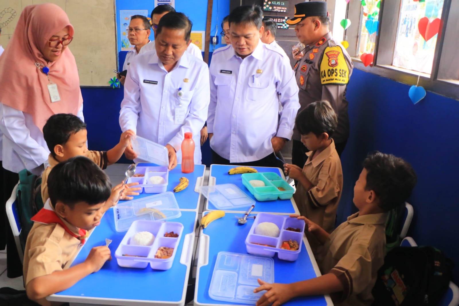 Sekda Kota Tangerang Sebut Program MBG Semakin Baik Dan Siap Sekretaris Daerah (Sekda) Kota Tangerang Herman Suwarman tengah melakukan kunjungan ke SD Negeri Karang Tengah 3 pada Rabu (11/9).(mg.2)